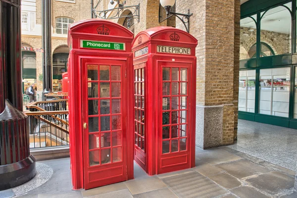 美しい古典的な赤の電話ブースでは、イギリス — ストック写真