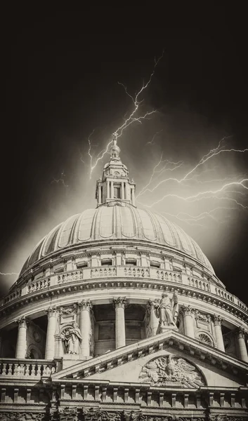 Tempête sur la cathédrale Saint-Paul - Londres — Photo