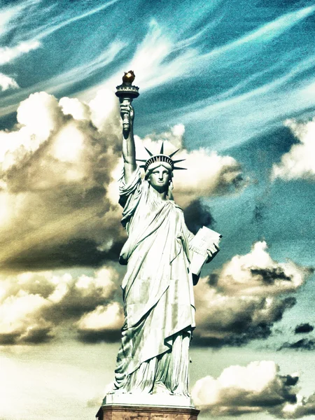 Magnifique ciel au-dessus de Statue de la Liberté, New York — Photo