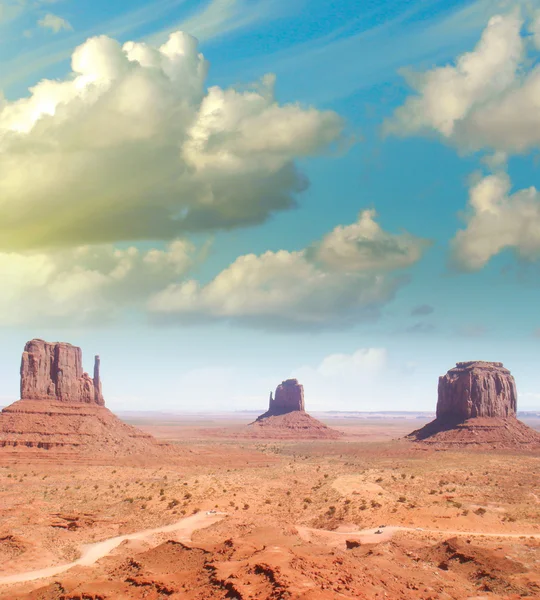 Cielo maravilloso sobre el paisaje único de Monument Valley, Utah — Foto de Stock