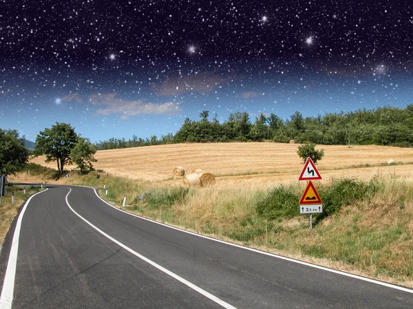 Noite estrelada acima da estrada do campo — Fotografia de Stock