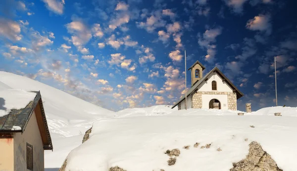 Pequeña Iglesia en los Alpes italianos en invierno, Hermosos colores del cielo —  Fotos de Stock