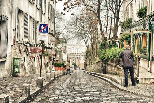 PARIS - DEC 2: Turistas desfrutam de ruas estreitas de Montmartre — Fotografia de Stock