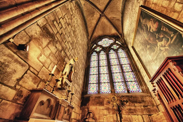 Paříž. vnitřní gotická architektura katedrály notre dame — Stock fotografie