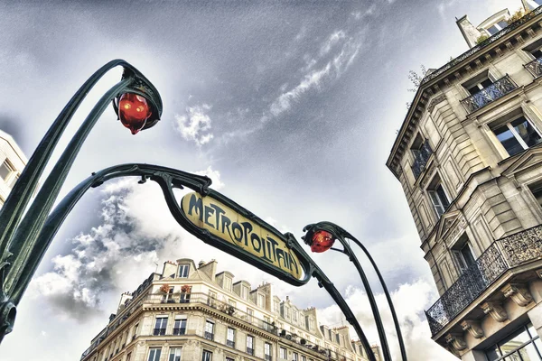 PARIS - NOV 29: Bela placa de metrô fora de uma estação — Fotografia de Stock
