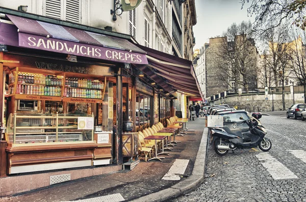 PARIS - DEC 2: Tourists in the beautiful streets of Montmartre — Stock Photo, Image
