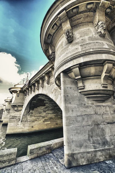 Pont neuf, την παλαιότερη γέφυρα στέκεται πέρα από τον ποταμό Σηκουάνα στο Παρίσι — Φωτογραφία Αρχείου