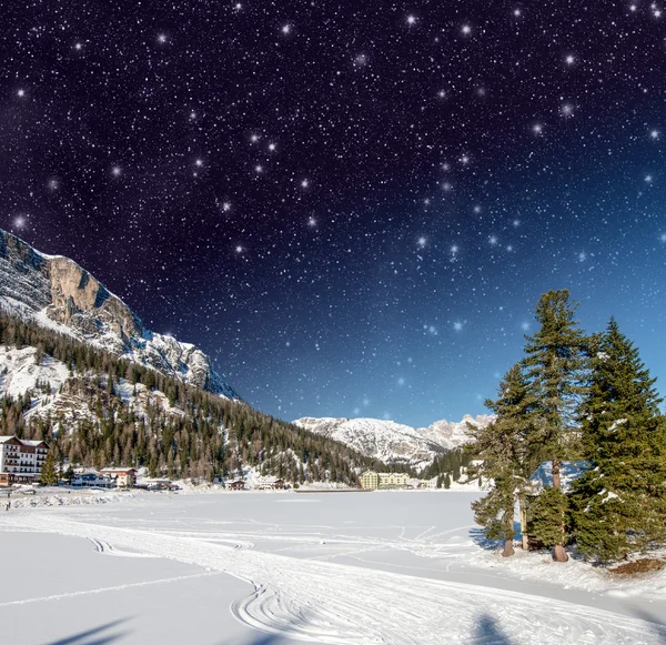 Piękne kolory krajobraz Dolomitów w zimową noc — Zdjęcie stockowe