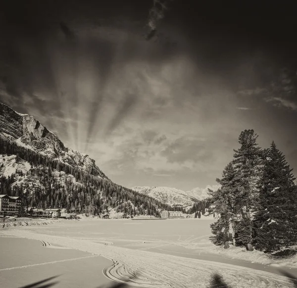 Prachtige kleuren van Dolomieten landschap in de winter — Stockfoto