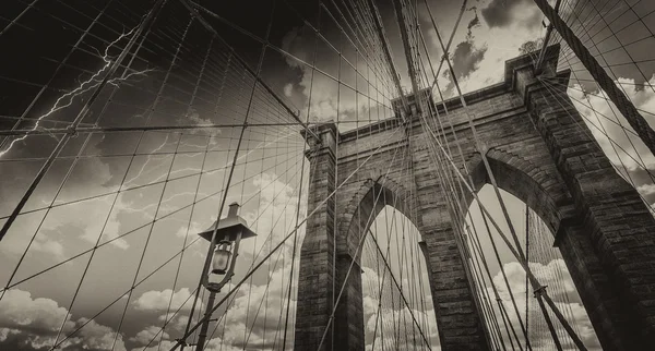 Puente de Brooklyn, Nueva York. Vista hacia arriba con hermoso cielo — Foto de Stock