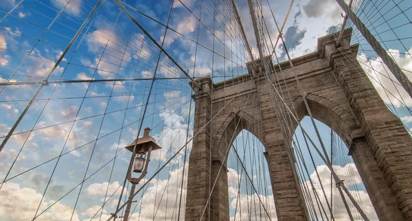 Puente de Brooklyn, Nueva York. Vista hacia arriba con hermoso cielo —  Fotos de Stock