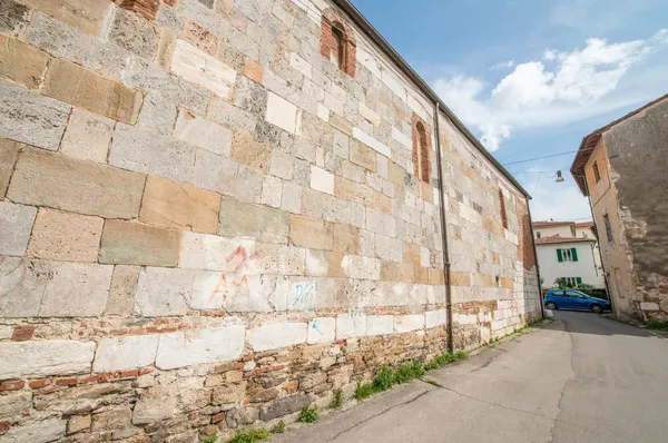 Pisa. gamla väggar inne i staden — Stockfoto