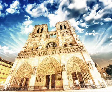 Notre dame Katedrali - paris. gökyüzü harika kış