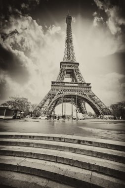Paris. Eyfel Kulesi ile nehir SEINE için merdiven. siyah ve beyaz