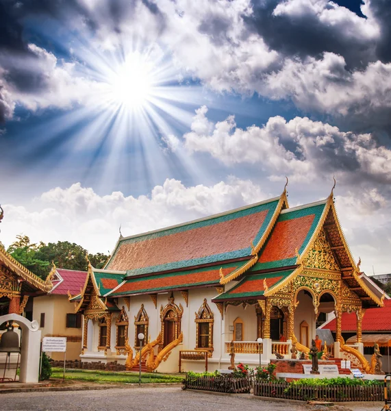 Nádherný pohled na Thajsko chrámu s dramatickou oblohu — Stock fotografie