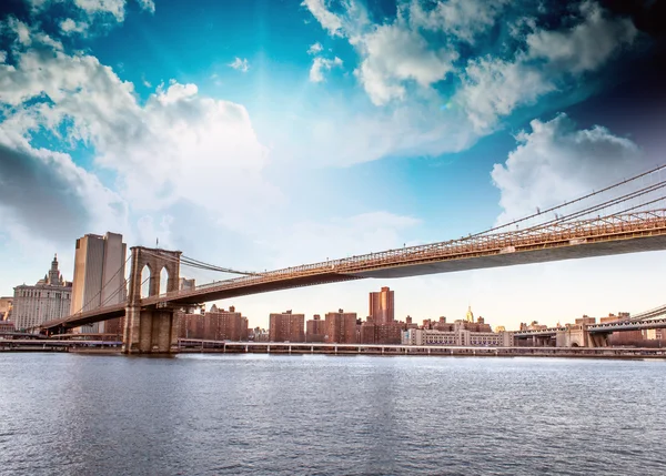 Paesaggio urbano di New York: grattacieli e ponte di Brooklyn — Foto Stock