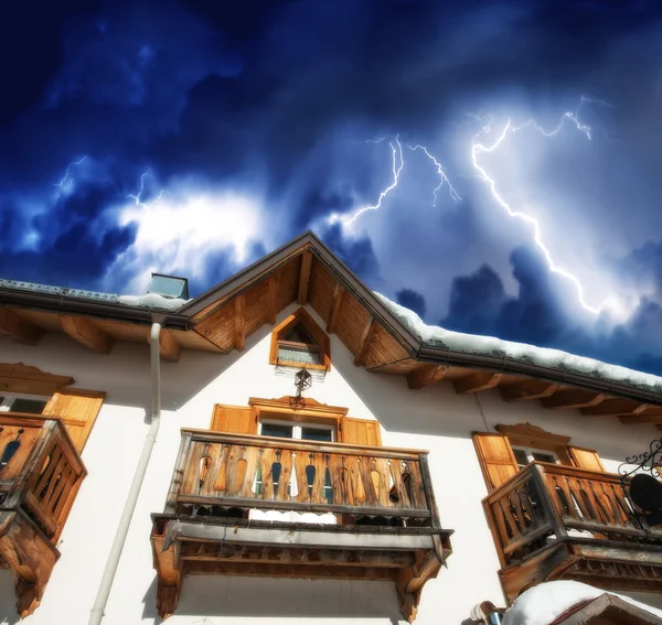 Sturm auf den italienischen Alpen. Detail der Dolomitenhütte — Stockfoto