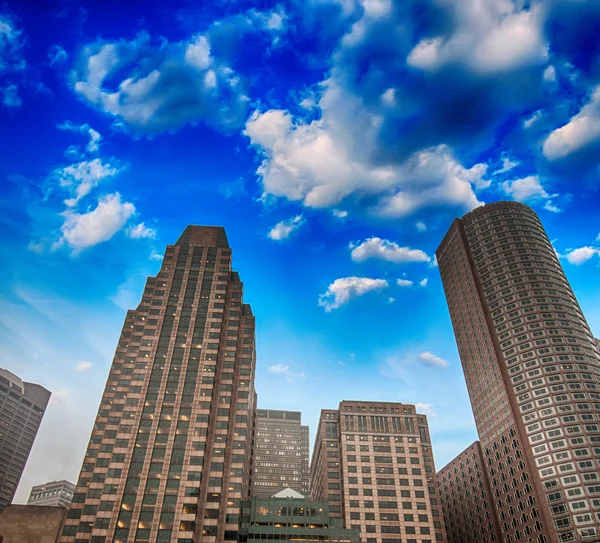 Skyskraporna i boston med färgglada himmel — Stockfoto