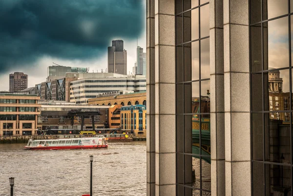 London. gyönyörű kilátás nyílik a Temze-folyó és a város épületek — Stock Fotó