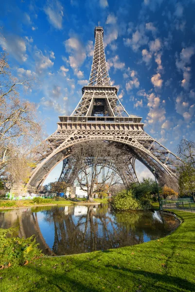 Παρίσι. πανέμορφο ευρεία γωνία θέα του Πύργου του Άιφελ στην χειμερινή περίοδο — Φωτογραφία Αρχείου