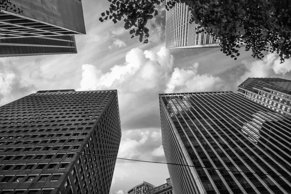 Beautiful upward view of tall Skyscrapers with dramatic sky — Stock Photo, Image