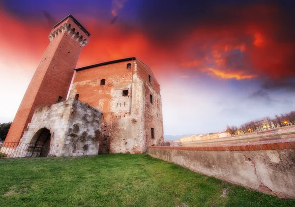 ピサ。古代の城塞タワーの夕日の素晴らしい景色 — ストック写真