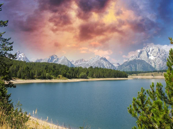 Maravilloso paisaje de Grand Teton Lago y Montañas - Wyoming — Foto de Stock