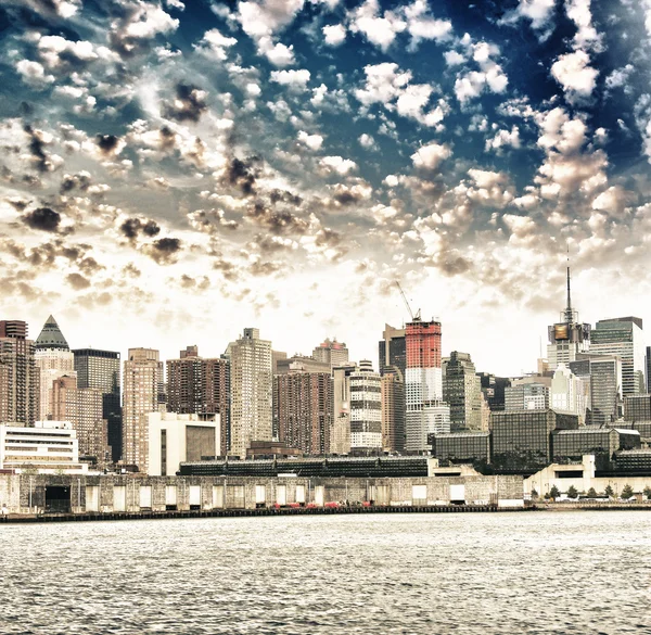 Manhattan. Hermosos colores del cielo sobre los rascacielos de Nueva York —  Fotos de Stock