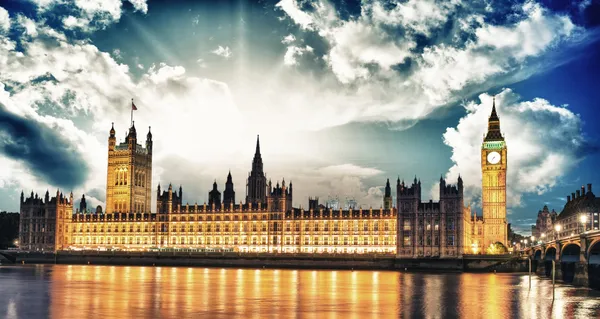 Big Ben e Casa do Parlamento em River Thames International Landmark — Fotografia de Stock