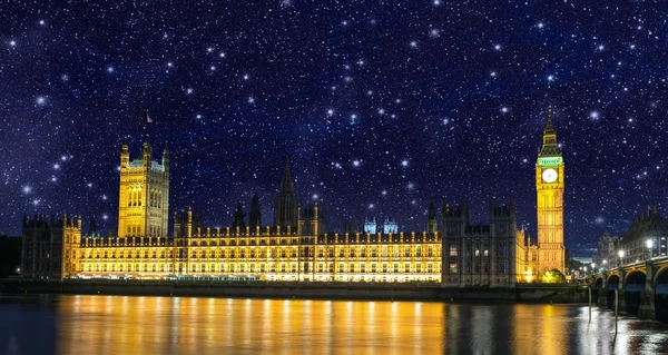 星大笨钟和议会-房子在繁星满天的夜晚，在伦敦 — 图库照片