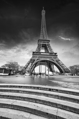 Paris. Eyfel Kulesi ile nehir SEINE için merdiven görünümünü muhteşem mercek.