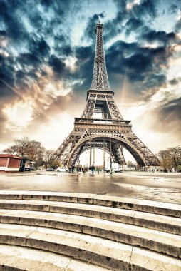 Paris. Eyfel Kulesi ile merdivenleri görünümünü muhteşem mercek