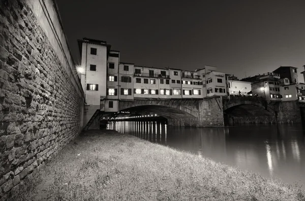 Ponte vecchio in de arno rivier, florence, Italië. — Stockfoto