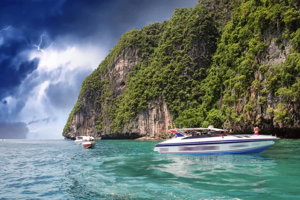 Phi phi island, thailand - 5. aug: touristen genießen die wunderschöne natur — Stockfoto