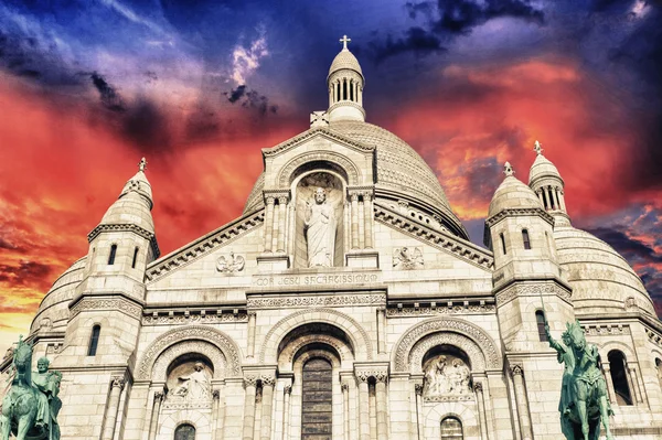 Mooie zonsondergang kleuren over de kathedraal van het heilig hart in montmartre — Stockfoto