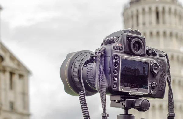 Moderní kamera zvěčňuje štíhlou věž v Pise — Stock fotografie