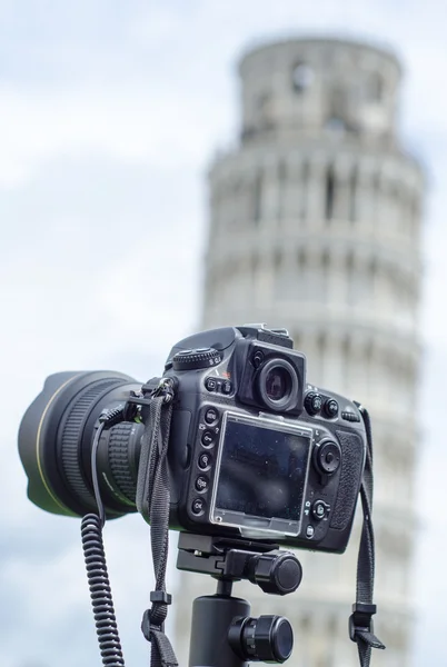 Σύγχρονη φωτογραφική μηχανή απαθανατίζοντας Leaning Πύργο της Πίζας — Φωτογραφία Αρχείου