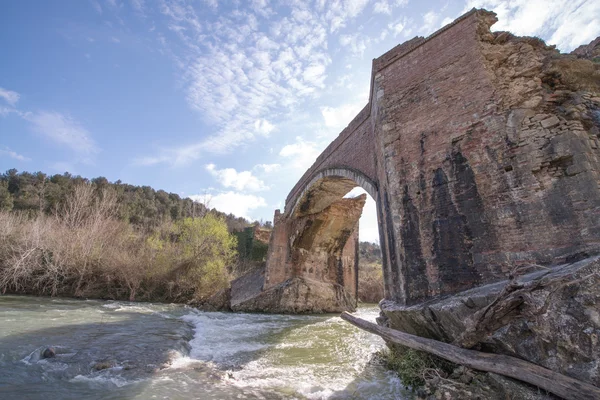Ancient Medieval Bridge over a Creek in the Tuscany Countryside — Stock Photo, Image