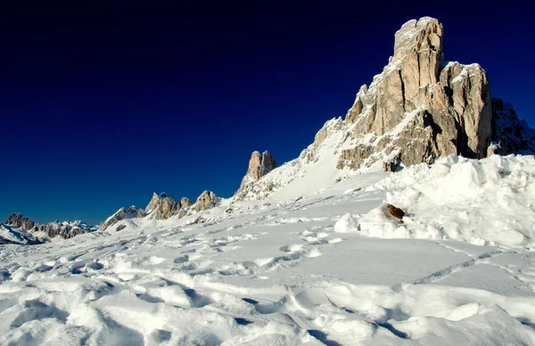 Χιονισμένο τοπίο των Δολομιτών βουνά κατά τη διάρκεια του χειμώνα — Φωτογραφία Αρχείου