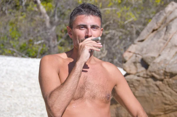 ビーチでサンゴの煙を装った男 — ストック写真