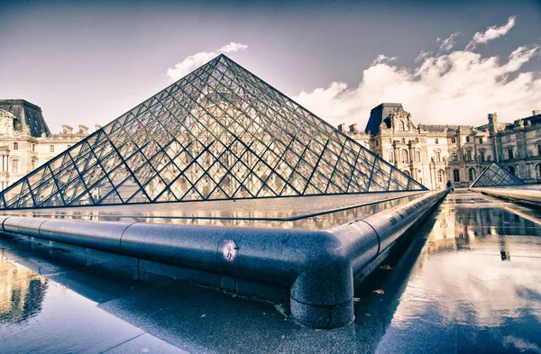 Estructura arquitectónica del Louvre Exterior — Foto de Stock