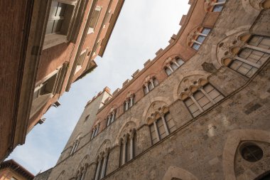 Antik Ortaçağ yapıların duvarları Siena, İtalya