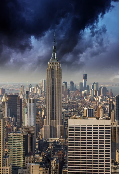 Manhattan skyline med empire state och höga skyskrapor — Stockfoto