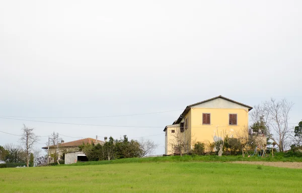 Toskánsko, Itálie. izolovaný dům v krásné přírodě krajina — Stock fotografie