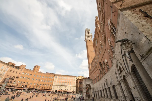 SIENA, ITALIA - 6 DE ABRIL: Turistas en Piazza del Campo, 6 de abril, 201 —  Fotos de Stock