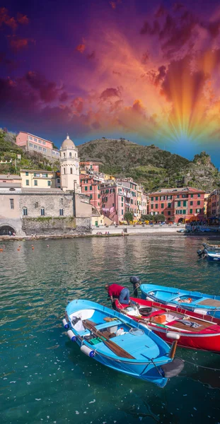 Barevné lodě v malebné přístavu vernazza, cinque terre - to — Stock fotografie