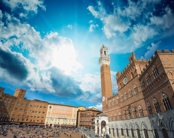 Underbar vidvinkel utsikt över piazza del campo i siena, Italien — Stockfoto