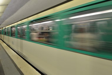 Paris. bir metro istasyonunda tren hareket