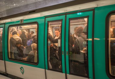 Paris - 22 Ekim: Paris Metro İstasyonu'na 22 Ekim 2012 Paris