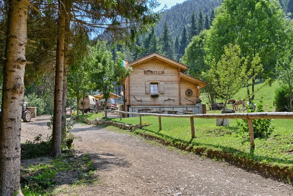 Dolomitas, Itália. Paisagem incrível de Montanhas na temporada de verão — Fotografia de Stock